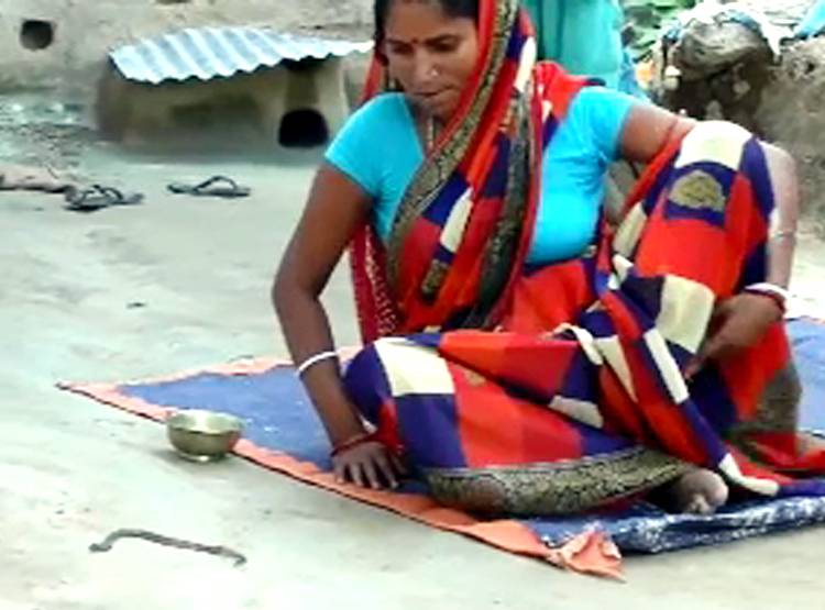 महिला और सांप के बीच अनोखा रिश्ता, देखकर लोग हैरान