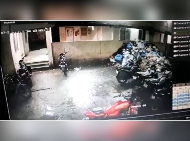 ब‍िल्ड‍िंग से लगाई लड़की ने रात में छलांग, CCTV में कैद लाइव सुसाइड