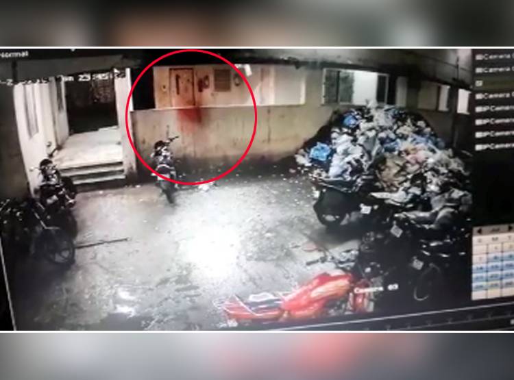 ब‍िल्ड‍िंग से लगाई लड़की ने रात में छलांग, CCTV में कैद लाइव सुसाइड