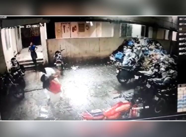 ब‍िल्ड‍िंग से लगाई लड़की ने रात में छलांग, CCTV में कैद लाइव सुसाइड