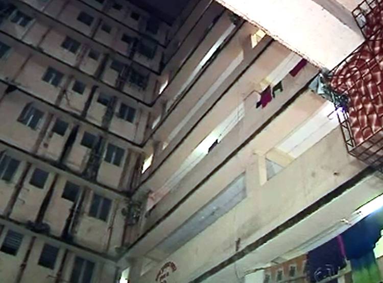 ब‍िल्ड‍िंग से लगाई लड़की ने रात में छलांग, CCTV में कैद लाइव सुसाइड