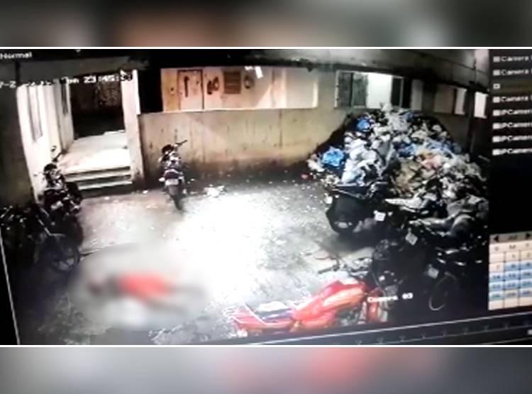 ब‍िल्ड‍िंग से लगाई लड़की ने रात में छलांग, CCTV में कैद लाइव सुसाइड