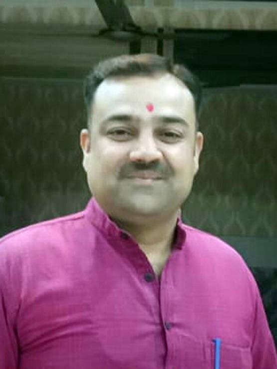 सैलरी से स्कूल की लड़कियों के लिए बनवाए शौचालय, बढ़ी अटेंडेंस