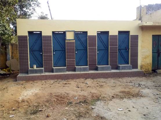 सैलरी से स्कूल की लड़कियों के लिए बनवाए शौचालय, बढ़ी अटेंडेंस