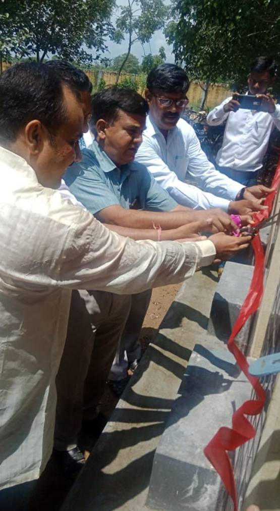 सैलरी से स्कूल की लड़कियों के लिए बनवाए शौचालय, बढ़ी अटेंडेंस