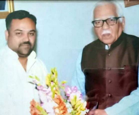 सैलरी से स्कूल की लड़कियों के लिए बनवाए शौचालय, बढ़ी अटेंडेंस