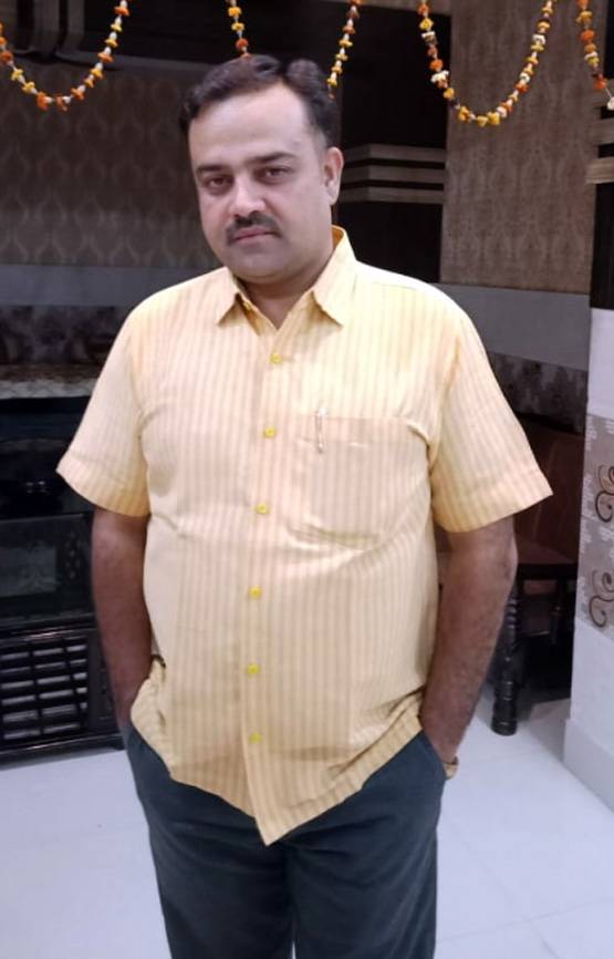 सैलरी से स्कूल की लड़कियों के लिए बनवाए शौचालय, बढ़ी अटेंडेंस