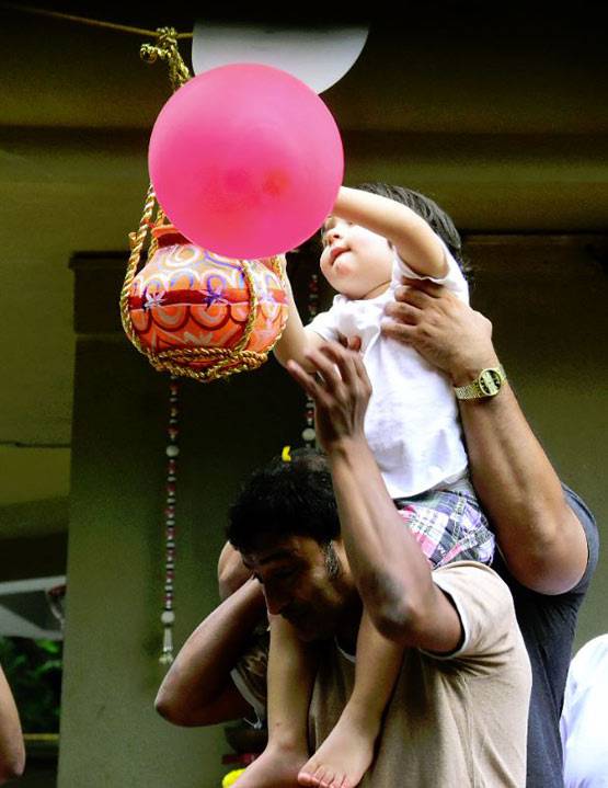 तैमूर ने फोड़ी दही-हांडी, तस्वीरों में देखें जन्माष्टमी सेलिब्रेशन