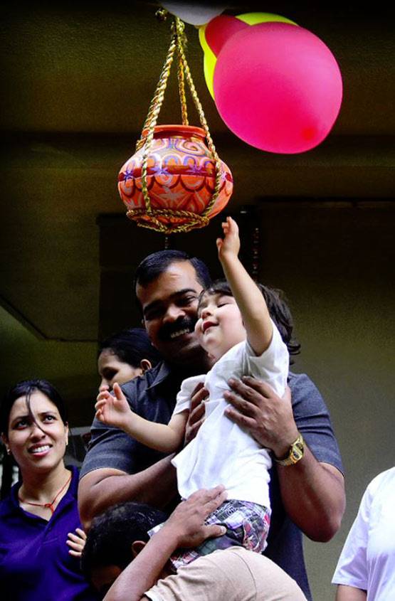 तैमूर ने फोड़ी दही-हांडी, तस्वीरों में देखें जन्माष्टमी सेलिब्रेशन