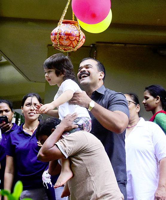 तैमूर ने फोड़ी दही-हांडी, तस्वीरों में देखें जन्माष्टमी सेलिब्रेशन