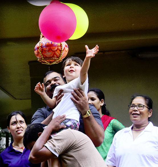 तैमूर ने फोड़ी दही-हांडी, तस्वीरों में देखें जन्माष्टमी सेलिब्रेशन