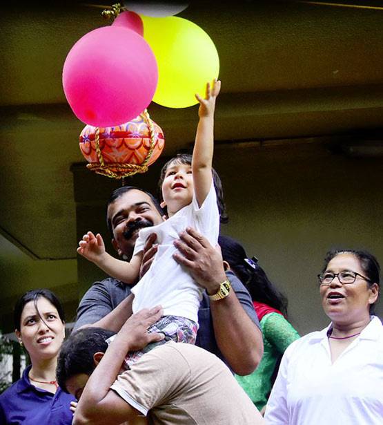 तैमूर ने फोड़ी दही-हांडी, तस्वीरों में देखें जन्माष्टमी सेलिब्रेशन