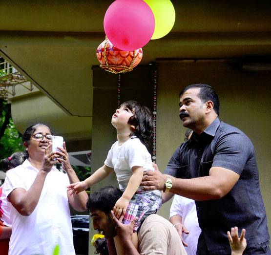 तैमूर ने फोड़ी दही-हांडी, तस्वीरों में देखें जन्माष्टमी सेलिब्रेशन