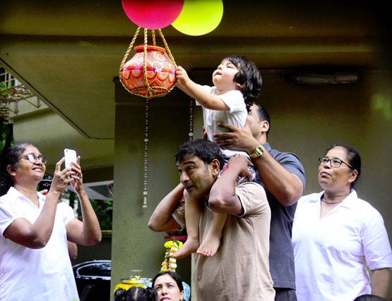 तैमूर ने फोड़ी दही-हांडी, तस्वीरों में देखें जन्माष्टमी सेलिब्रेशन