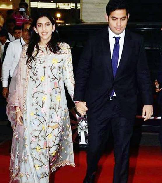 रिलायंस AGM में एक-दूजे का हाथ थामे पहुंचे श्लोका-आकाश अंबानी, Photos