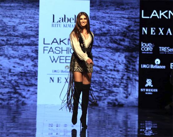 लैक्मे फैशन वीक 2019: शोस्टॉपर बनीं तारा, रैंप पर कहर, Photos