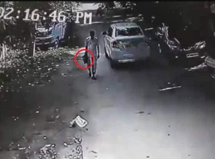 पत्नी को मार एक हाथ में कटा सिर, दूसरे में चाकू लेकर घूमता रहा पति