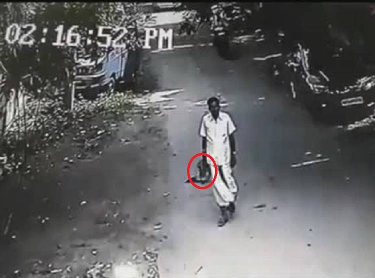 पत्नी को मार एक हाथ में कटा सिर, दूसरे में चाकू लेकर घूमता रहा पति