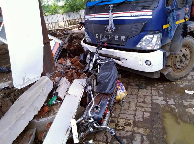 ड्राइवर को हार्ट अटैक, स‍िलेंडर भरा ट्रक पेट्रोल पंप में घुसा, फ‍िर...