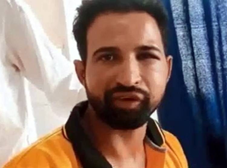 नाबाल‍िग लड़की से छेड़छाड़ तो अर्धनग्न कर पेड़ से बांधा, जमकर प‍िटाई