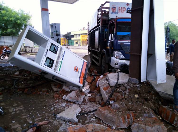 ड्राइवर को हार्ट अटैक, स‍िलेंडर भरा ट्रक पेट्रोल पंप में घुसा, फ‍िर...
