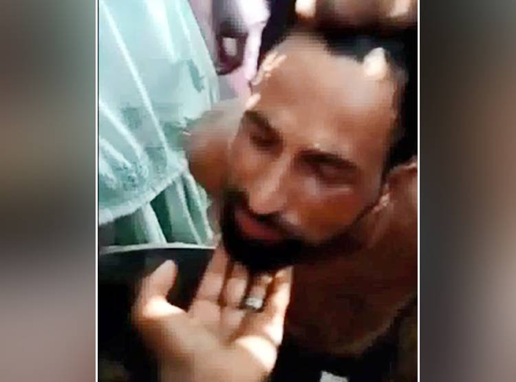 नाबाल‍िग लड़की से छेड़छाड़ तो अर्धनग्न कर पेड़ से बांधा, जमकर प‍िटाई