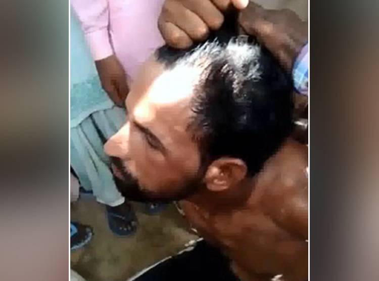 नाबाल‍िग लड़की से छेड़छाड़ तो अर्धनग्न कर पेड़ से बांधा, जमकर प‍िटाई