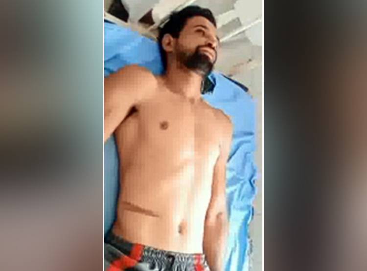 नाबाल‍िग लड़की से छेड़छाड़ तो अर्धनग्न कर पेड़ से बांधा, जमकर प‍िटाई