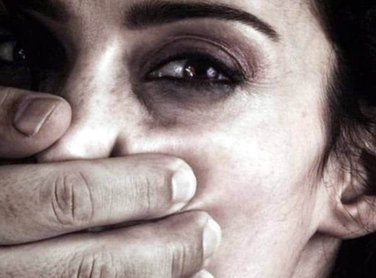 पत‍ि को गन पॉइंट पर लेकर पत्नी से गैंगरेप, विरोध करने पर मारा चाकू