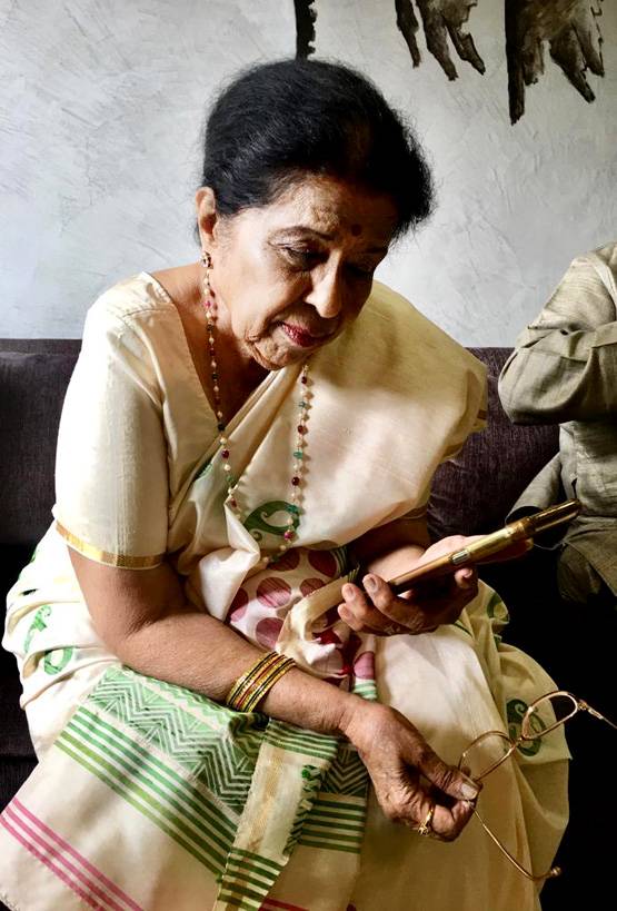 90 की उम्र में बच्चों को खाना बनाकर खिलाती हैं लता, रियाज करना नहीं भूलतीं