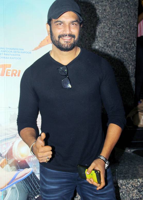 ड्रीम गर्ल: स्क्रीनिंग में फैमिली संग दिखे आयुष्मान, पहुंचे ये सितारे