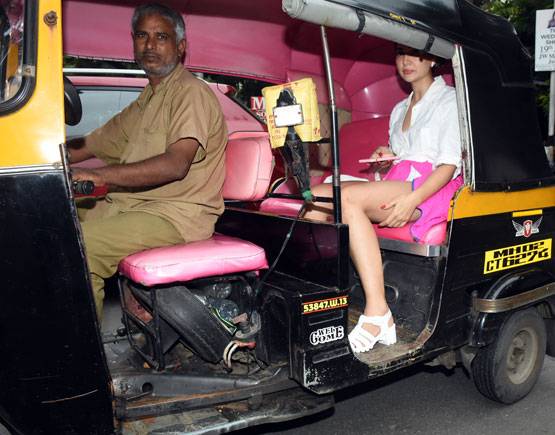 लग्जरी कार छोड़ ऑटो में घूमती नजर आईं किम शर्मा, तस्वीरें Viral