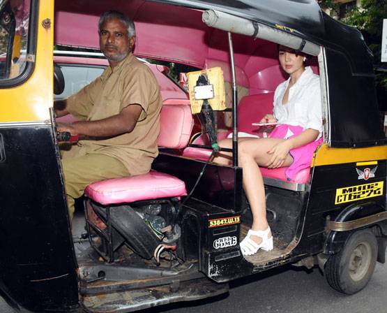 लग्जरी कार छोड़ ऑटो में घूमती नजर आईं किम शर्मा, तस्वीरें Viral