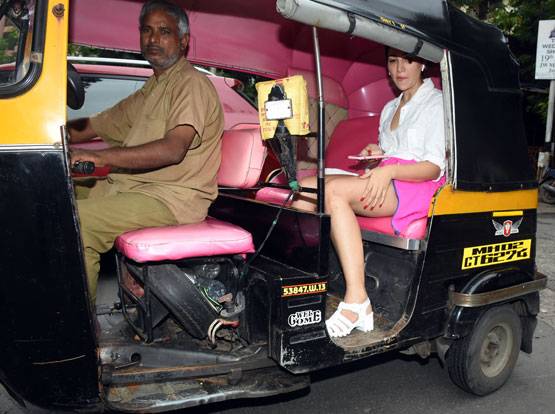 लग्जरी कार छोड़ ऑटो में घूमती नजर आईं किम शर्मा, तस्वीरें Viral