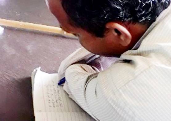 दोनों हाथ नहीं, फिर भी ब्लैकबोर्ड पर लिखकर ऐसे पढ़ाता है ये टीचर