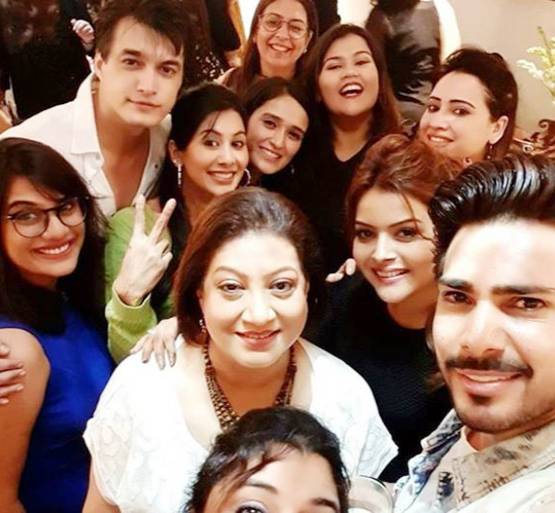 चर्चा में ये रिश्ता... स्टार्स की हाउस पार्टी, दिखा सास-बहू का मॉर्डन लुक