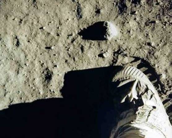 अंतरिक्ष यात्री चांद पर छोड़ आते हैं कबाड़, जानें कितना कचरा जमा