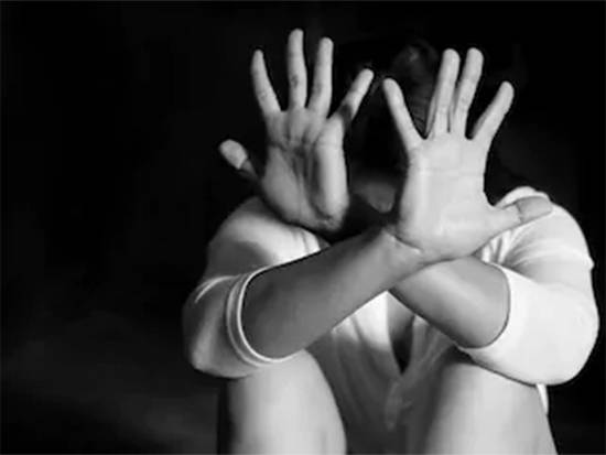 रेप के बाद बना MMS और फि‍र बलात्कर, एमिटी स्टूडेंट ने क‍िया सुसाइड