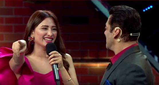 बिग बॉस में JK का मॉडल, सलमान खान ने खींची टांग, उड़ाया इंग्लिश का मजाक