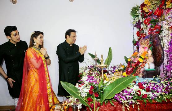 नाना के घर विराजे गणपत‍ि बप्पा, गोव‍िंदा ने बेटे-बेटी संग किया पूजन