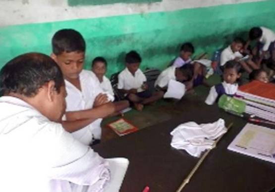 दोनों हाथ नहीं, फिर भी ब्लैकबोर्ड पर लिखकर ऐसे पढ़ाता है ये टीचर