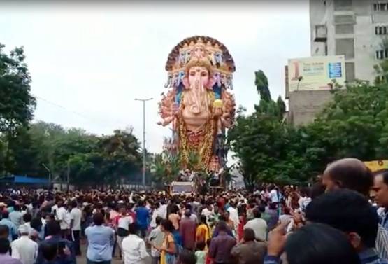 हैदराबादी गणपति की शान से निकली सवारी, बंटेगा 750 KG का लड्डू