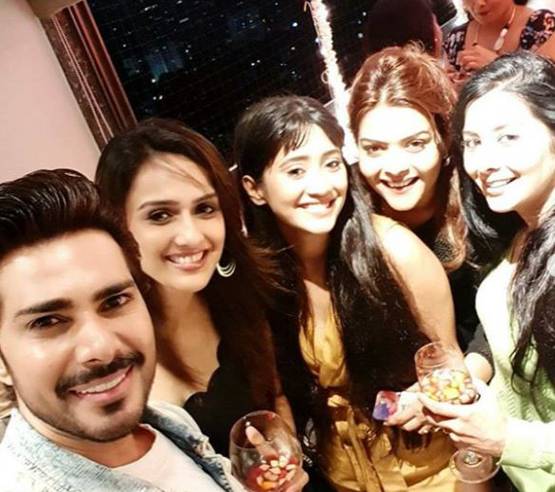 चर्चा में ये रिश्ता... स्टार्स की हाउस पार्टी, दिखा सास-बहू का मॉर्डन लुक