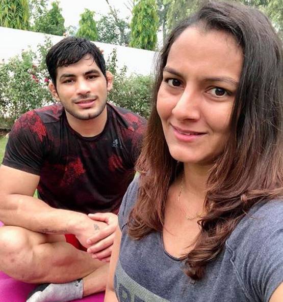 प्रेग्नेंट हैं दंगल की रियल गर्ल गीता फोगाट, यूं फ्लॉन्ट किया बेबी बंप