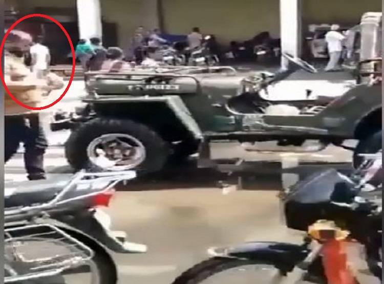 स्टार्ट नहीं हुई गाड़ी तो सनकी ने गुस्से में पेट्रोल डालकर लगा दी आग