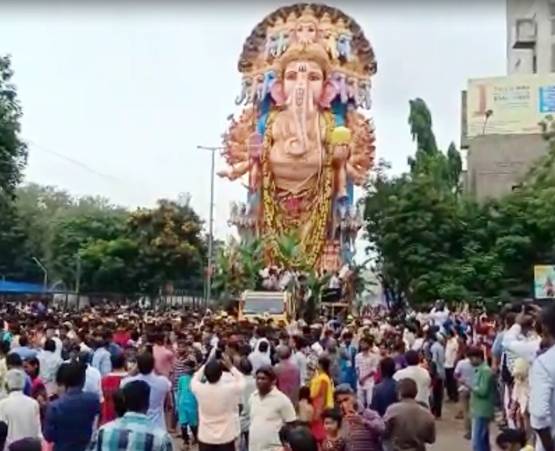 हैदराबादी गणपति की शान से निकली सवारी, बंटेगा 750 KG का लड्डू