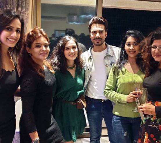 चर्चा में ये रिश्ता... स्टार्स की हाउस पार्टी, दिखा सास-बहू का मॉर्डन लुक