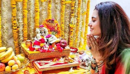 गणेश पूजा के जश्न में डूबे TV सितारे, घर में यूं किया बप्पा का स्वागत