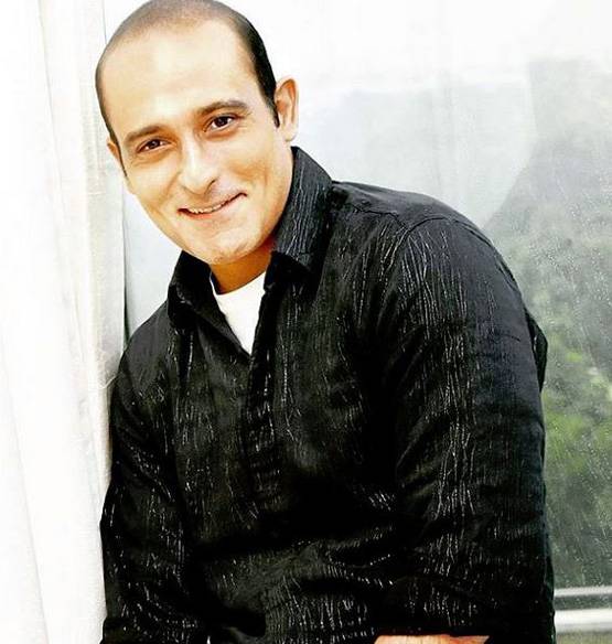 Then & Now: कभी चॉकलेटी हीरो थे अक्षय खन्ना, 22 साल में इतना बदला लुक