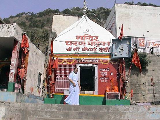 वैष्णो देवी 5वां सबसे अमीर मंदिर, हर साल दान पेटी में आते हैं 500 करोड़